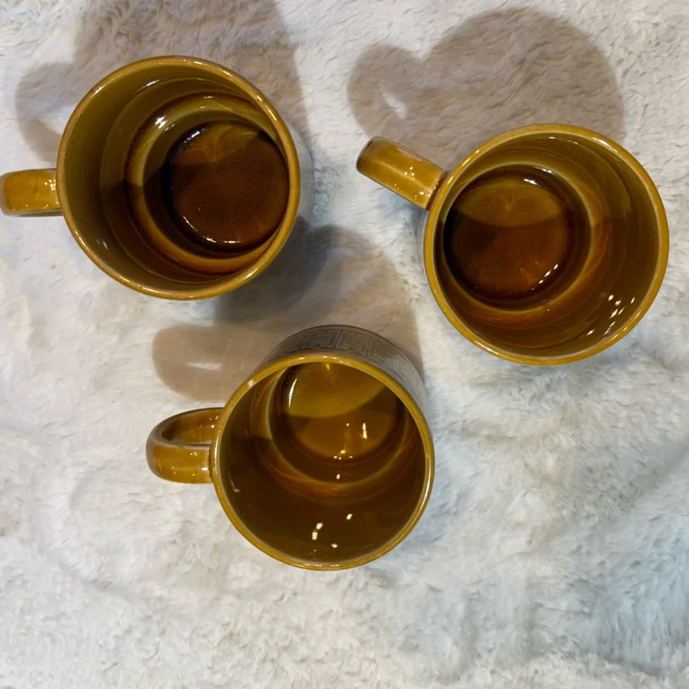 Vintage set of 3 stackable gold & brown pattern ceramic coffee mugs